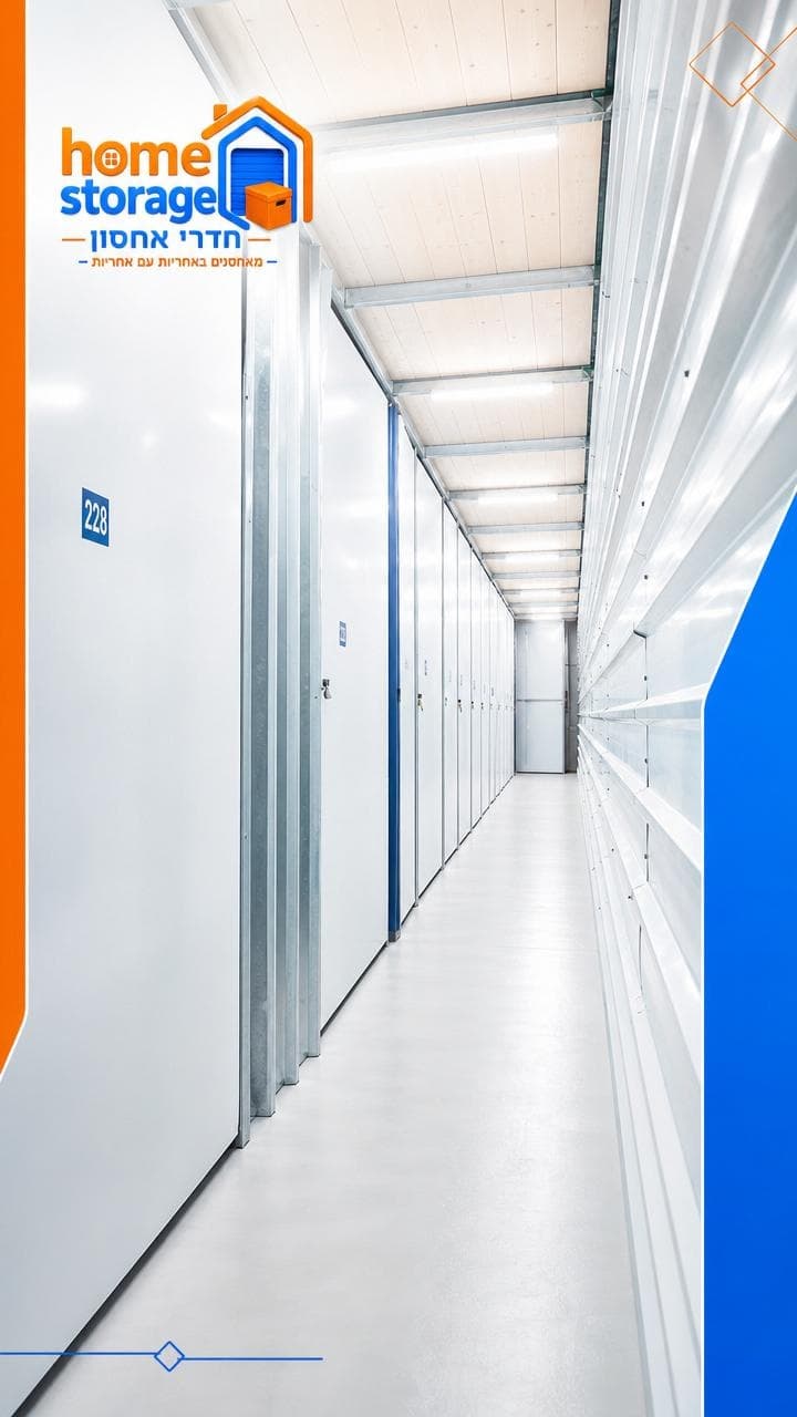 מסדרון מואר במתקן Home Storage — חדרים ממוספרים ונקיים